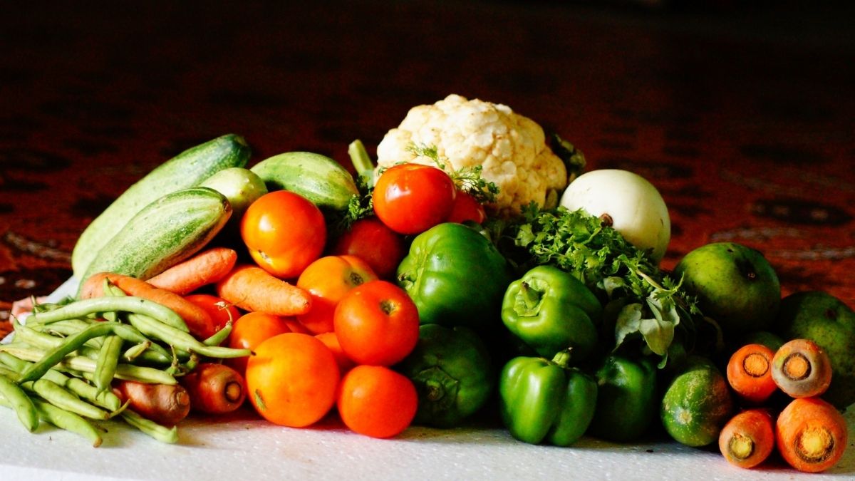 Examples of Non-Starcy Vegetables - Kale, Cauliflower, Tomatoes, Capsicum (Bell Peppers), Cucumber, Carrots